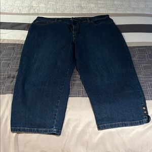 Gloria Vanderbilt Women’s Dark Blue Relaxed Capris. Like New